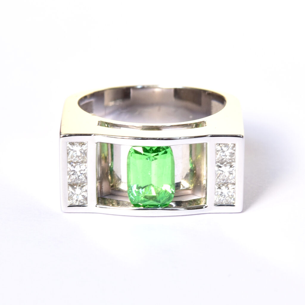Bague en or blanc, tsavorite, diamants