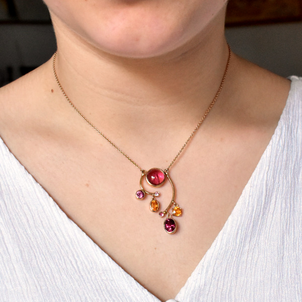 collier en or rose, tourmaline cabochon, spinelles roses, grenats mandarins, rhodolites