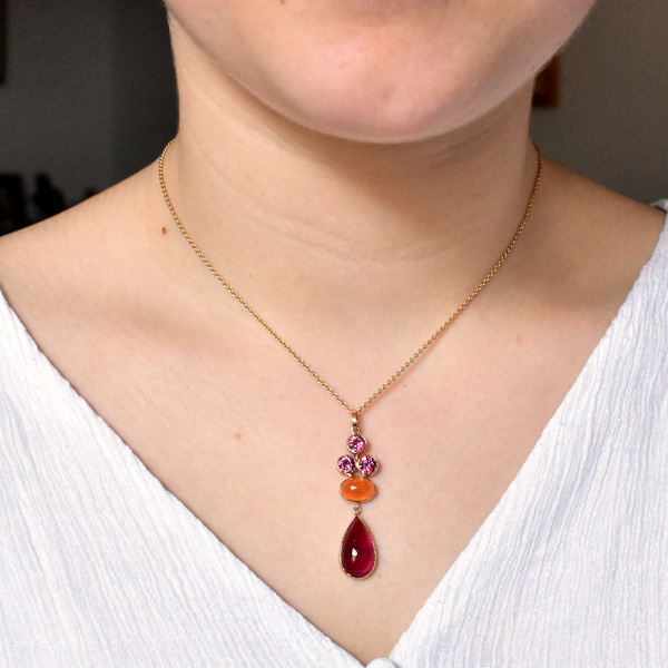 Pendentif en or jaune, grenats rhodolites, grenat mandarin, tourmaline rouge