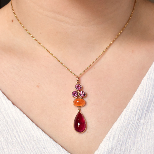 Pendentif en or jaune, grenats rhodolites, grenat mandarin, tourmaline rouge