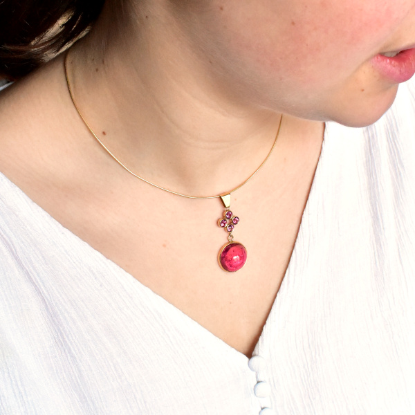 Pendentif en or jaune, cabochon de tourmaline rouge, 4 grenats rodholites